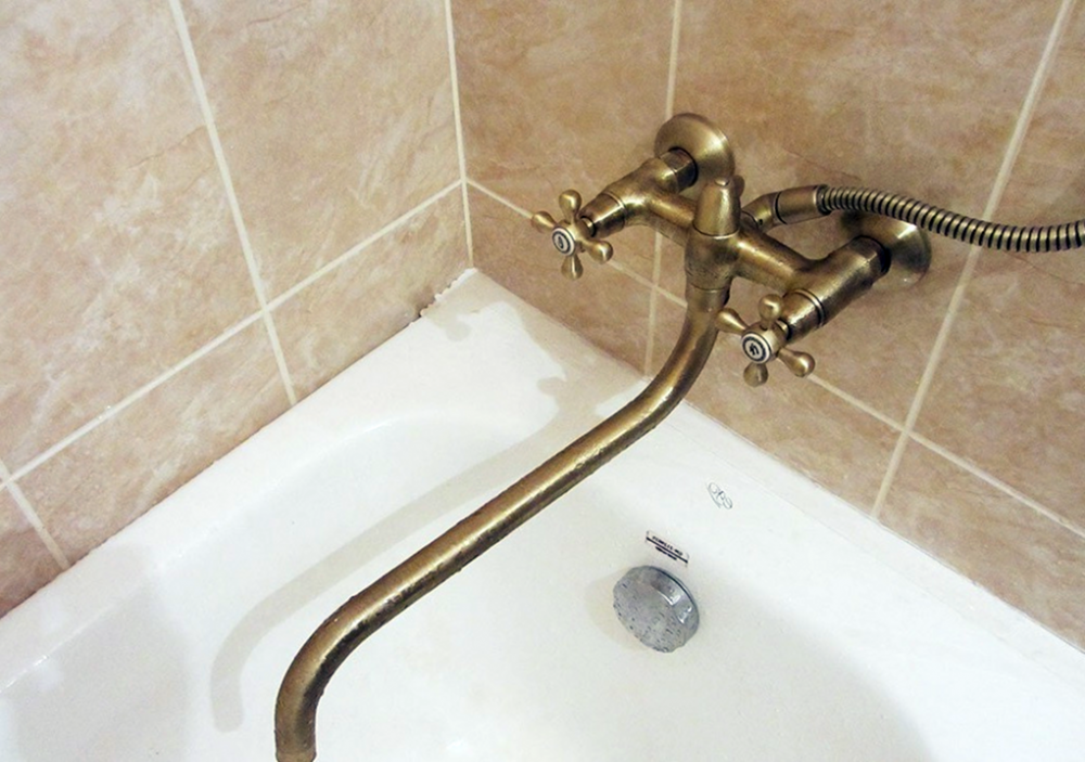 Крепление смесителя в ванной. Кран в ванную комнату. Краны устанавливаемые на ванну. Смеситель для ванны монтаж.